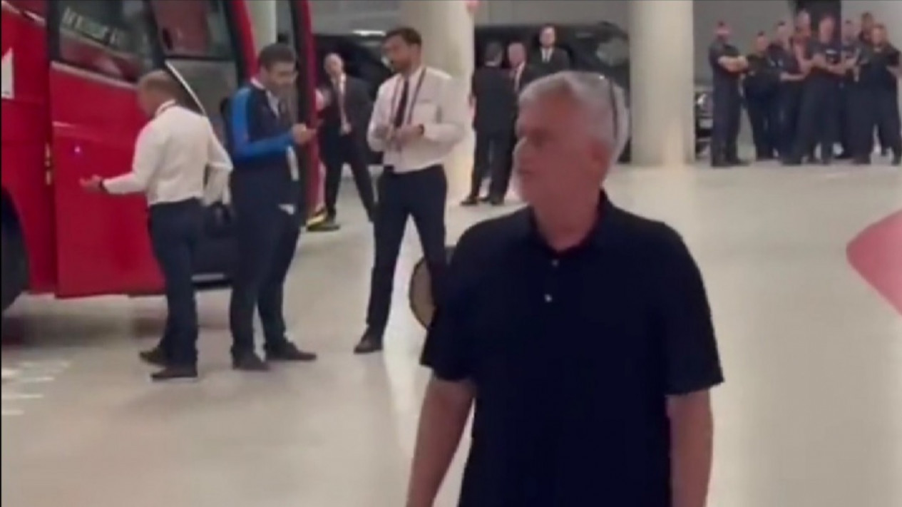 Jose Mourinho Disanksi Berat UEFA, Buntut Konfrontasi ke Wasit di Final Liga Europa
            - galeri foto