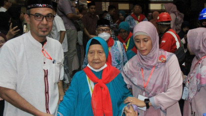 Tangis Haru Pecah saat Keberangkatan Nenek Masmuchibah, Calon Jemaah Haji Tertua Asal Gresik