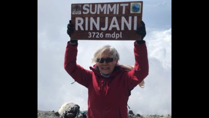 Wow! Nenek 71 Tahun Berhasil Taklukan Puncak Gunung Rinjani