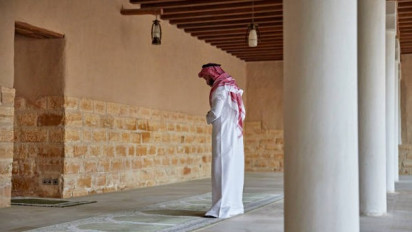 Hukum Seorang Muslim Salat di Rumah Ibadah Lain, Buya Yahya Ungkap Hal Ini, Ternyata...