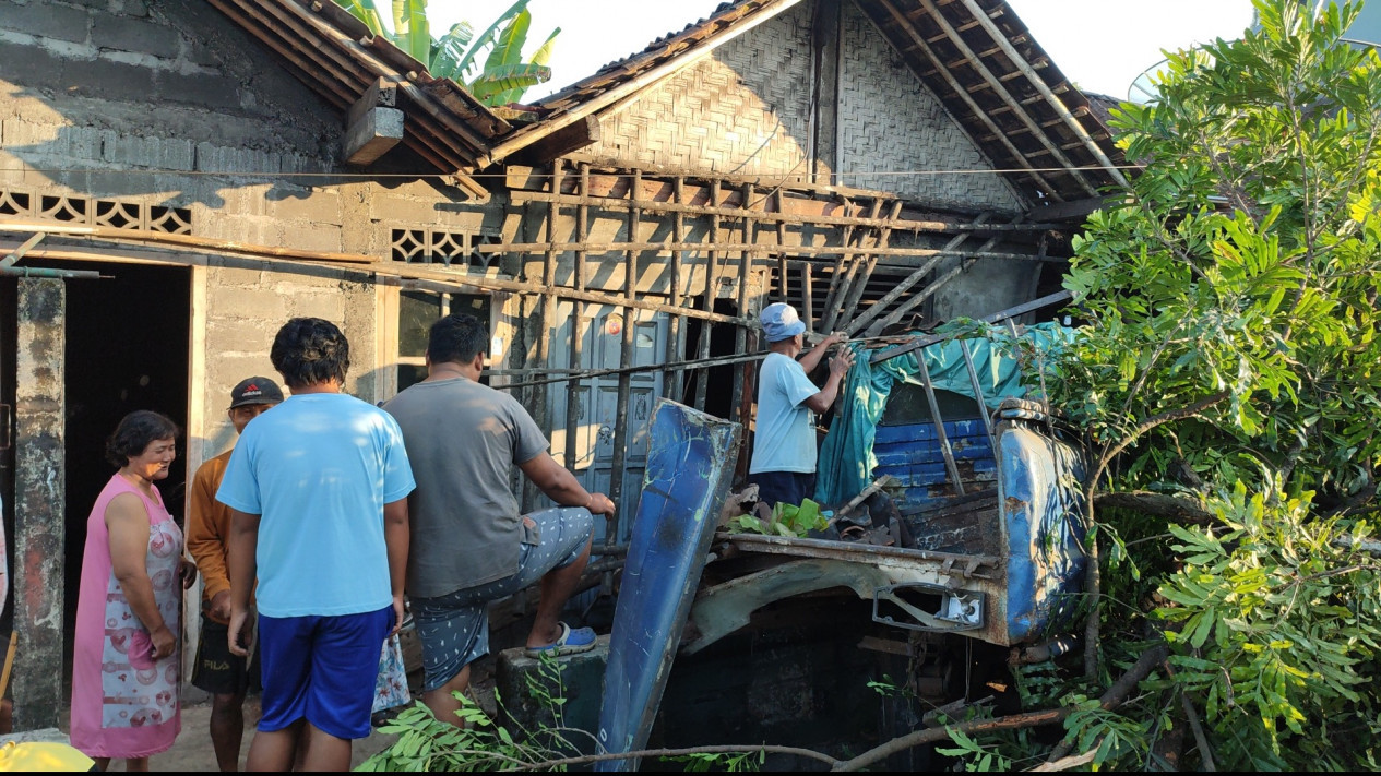 Truk Tronton Rem Blong Tabrak Rumah Warga dan Pengendara Sepeda Motor, Satu Orang Meninggal Dunia
            - galeri foto