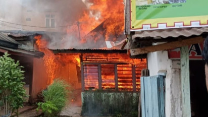 Diduga Sengaja Dibakar Pemiliknya, Si Jago Merah Hanguskan 2 Unit Rumah