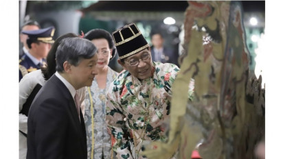 Kaisar Jepang Naruhito Melihat Manuskrip Bersejarah Serat Baratuyuda Milik Kraton Yogyakarta