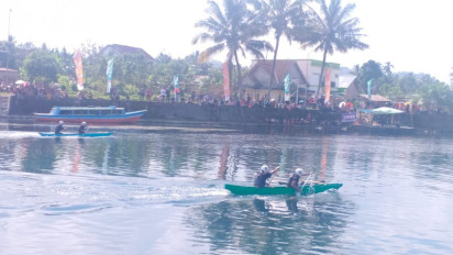 Perlombaan Perahu Cadik Ramaikan Festival Danau Ranau XXIII