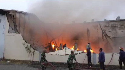 Gudang Spons Spring Bed di Sruni Sidoarjo Terbakar