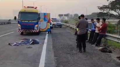 Jasad Pria Diduga Korban Pembunuhan Tergeletak Bersimbah Darah di Tol Surabaya-Mojokerto