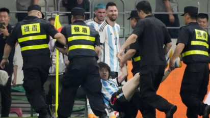 Beda Nasib Suporter Indonesia dan China saat Masuk ke Lapangan untuk Kejar Pemain Argentina, Suporter Ini Malah Dibebaskan