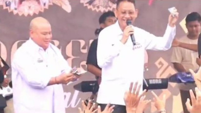 Heboh! Aksi Pejabat di Pringsewu Lampung Sawer Segepok Uang dari atas Panggung ke Penonton 