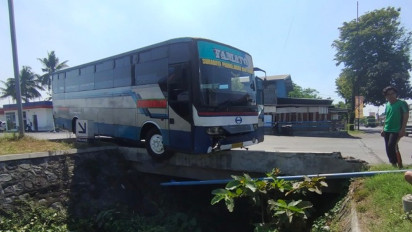 Bus Tersangkut di Pagar Pembatas Jembatan SPBU Lumajang, Kok Bisa?