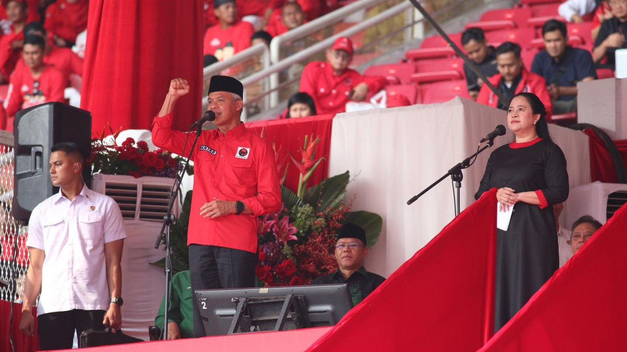 Disaksikan Bu Mega, Jokowi, Ketum Parpol dan Puluhan Ribu Kader PDIP, Ini Pidato Ganjar Saat Dipersilakan Puan
            - galeri foto