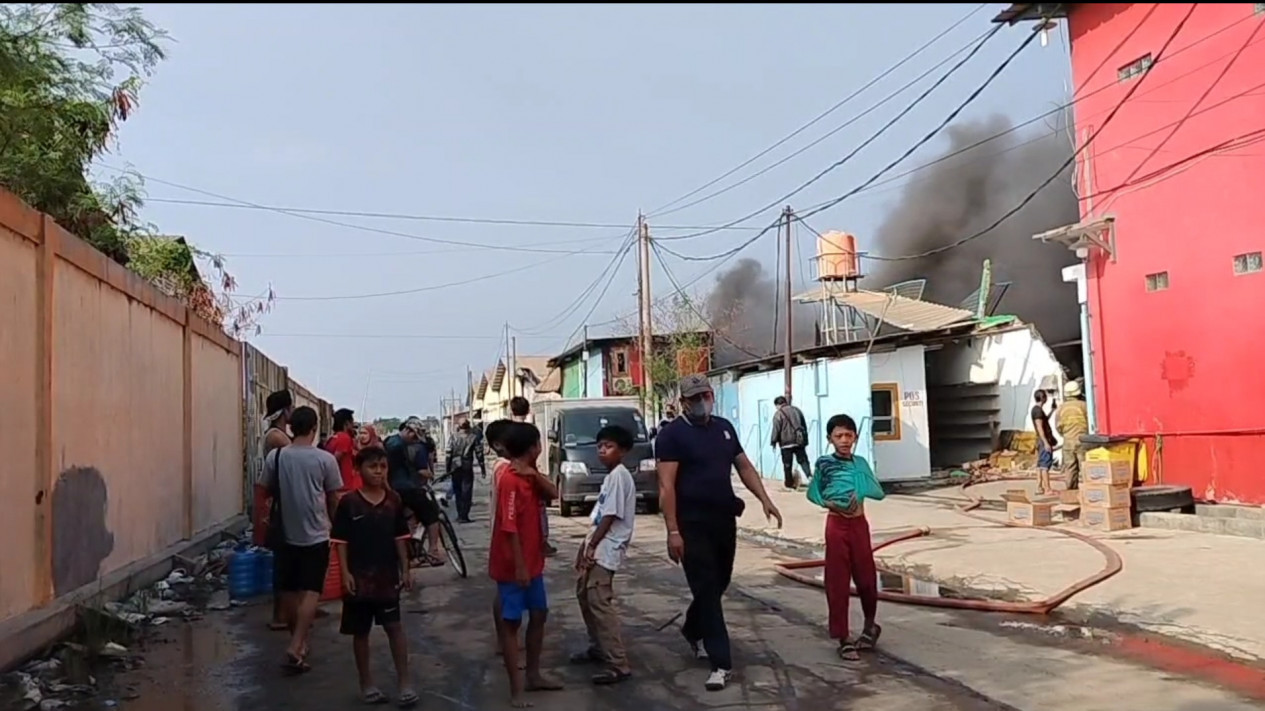 Kebakaran Hebat Landa Lima Gudang Penyimpanan Karpet dan Mainan di Kawasan Pergudangan Pantai Indah Dadap Tangerang
            - galeri foto