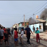 Kebakaran Hebat Landa Lima Gudang Penyimpanan Karpet dan Mainan di Kawasan Pergudangan Pantai Indah Dadap Tangerang