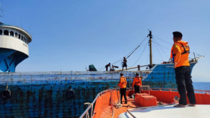 Tim SAR sudah mengevakuasi delapan ABK Kapal Motor Lintas Samudera II yang Rusak Mesin di Perairan Lombok Utara