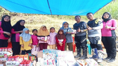 Cerdaskan Anak Bangsa, Bhayangkari Palopo Berikan Bantuan Peralatan Sekolah ke Anak-anak Tandung