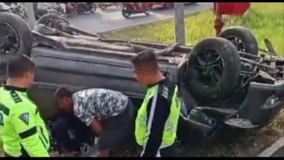 Sebuah Minibus Terguling di Akses Tol Suramadu Sisi Bangkalan, Ini Penyebabnya