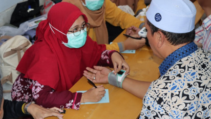 Ratusan Jamaah Masjid Agung Gresik Tiba-tiba Dicek Kesehatan, Ini Sebabnya