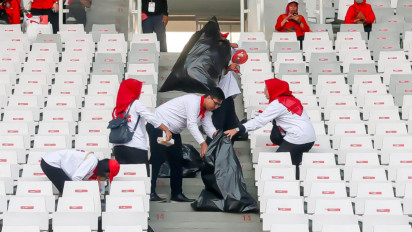 Komunitas Juang Sigap Bersihkan Area Dalam SUGBK Usai Peringatan Puncak BBK Berlangsung