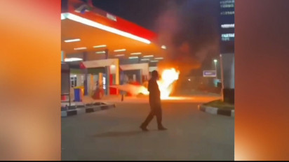 Detik-detik Motor Terbakar di SPBU, Warga dan Pegawai Panik Keluarkan Kendaraan dari Area Pom Bensin