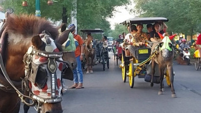 Libur Akhir Pekan, Wisatawan Domestik Menikmati Andong dan Becak di Jalan Malioboro 