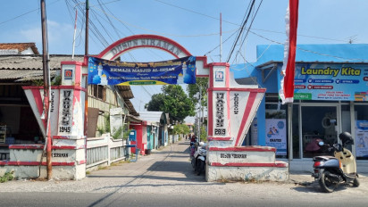 Panji Gumilang Tiap Tahun Pulang Ziarah ke Makam Orang Tua di Gresik