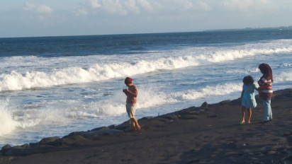 Waspadai Gelombang Tinggi Empat Meter di Perairan Bali