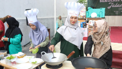 Ajak Masyarakat Hidup Sehat, Sekolah Islam di Surabaya Gelar Jalan Sehat dan Lomba Masak