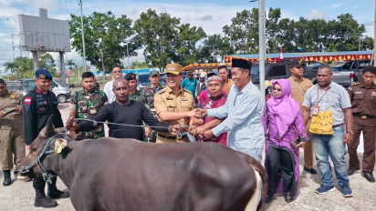 PJ Bupati Mimika Valentinus Sudarjanto Serahkan 32 Hewan Kurban