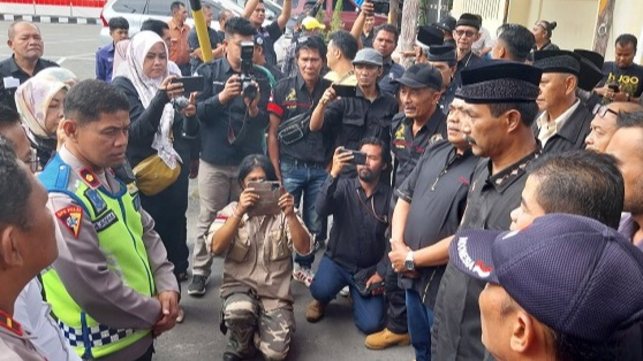 Kasus Anak Inses Ibu Kandung di Bukittinggi, Ninik Mamak Tuding Wali Kota Erman Safar Sebar Hoaks
            - galeri foto