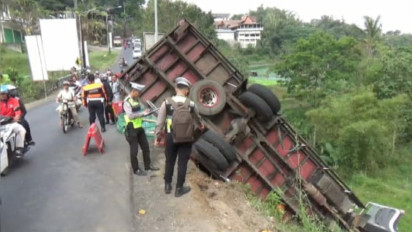 Tak Kuat Menanjak, Truk Muat Ratusan Galon Air Mineral Terperosok ke Jurang di Kota Batu