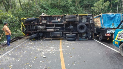 Truk Pengangkut Ikan Terguling, Jalur Gimitir-Banyuwangi Macet Total