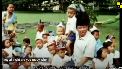 Soekarno Duduk di Antara Banyak Bocil, Tiba-tiba Bilang ke Cindy Adams Bilang Ragu Bakal Masuk Surga