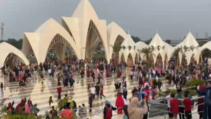 Liburan Sekolah, Ribuan Pengunjung Datangi Masjid Raya Al Jabbar di Bandung Setiap Hari