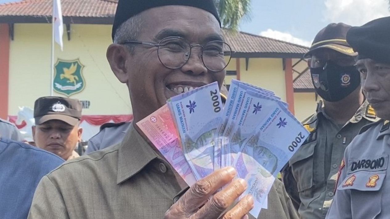 Buntut Viralnya Video Gaya Hedon DPRD Sumenep, Warga Lakukan Demo hingga Sawer Duit ke Legislatif
            - galeri foto