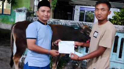 Kapolri Listyo Sigit Berqurban Sapi dengan Berat 512 Kilogram di Ponpes Zainal Abidin Gresik