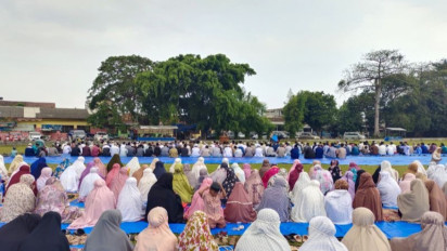 Ratusan Warga Bandarlampung Salat Idul Adha di Lapangan Baruna