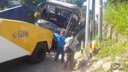 Diduga Alami Rem Blong, Bus "Doa Ibu" Tabrak Angkot dan Masuk Parit di Jalur Puncak Bogor