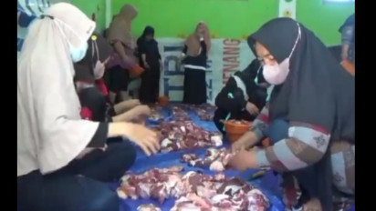 Lebaran Idul Adha, Warga Muhammadiyah di Bangkalan, Sebarkan Ribuan Daging Kurban ke Warga