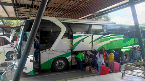 Libur Idul Adha, Terminal Bus Guntur Garut Dipadati Kedatangan ...