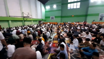Ribuan Jamaah Muhammadiyah Kota Tasikmalaya Shalat Idul Adha di Gor Sukapura Dadaha, Jamaah Padati Pelataran Hingga Parkiran di Tengah Guyuran Hujan