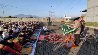 Mantan Ketua MPR Amien Rais Jadi Khatib Idul Adha di Area Parkir Transmart Bojongsoang