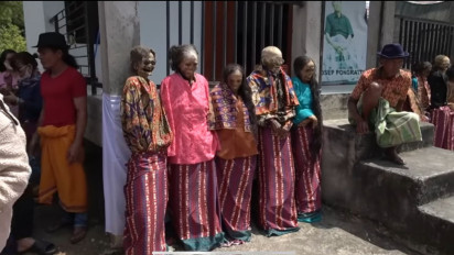 Tradisi Unik Ma'nene dari Suku Toraja: Ritual Membersihkan dan Mengganti Pakaian Mayat
