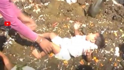 Tradisi Unik India Lempar Anak ke Kotoran Sapi, Ternyata Ini Artinya