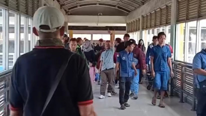 Ikuti Tradisi Toron, Ribuan Orang Madura Penuhi Terminal Purabaya