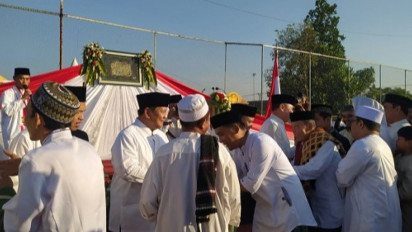 Menhan Prabowo Salat Iduladha di Lapangan Mandalamukti KBB, Diserbu Warga Bersalaman