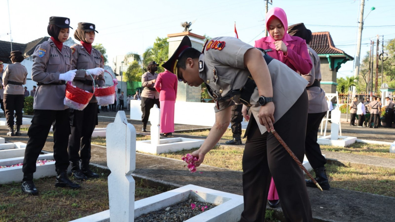 Peringati Hari Bhayangkara, Polres Demak Gelar Ziarah dan Tabur Bunga di Makam Pahlawan
            - galeri foto
