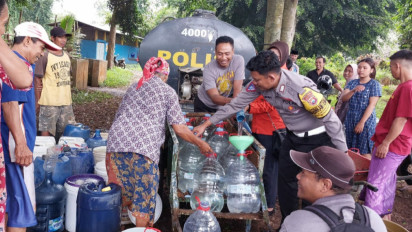 Atasi Krisis Air Bersih, Polisi Distribusikan Bantuan ke Warga Singosari Malang