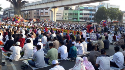 Membludak! Ribuan Warga Melaksanakan Salat Idul Adha di Masjid Agung Palembang