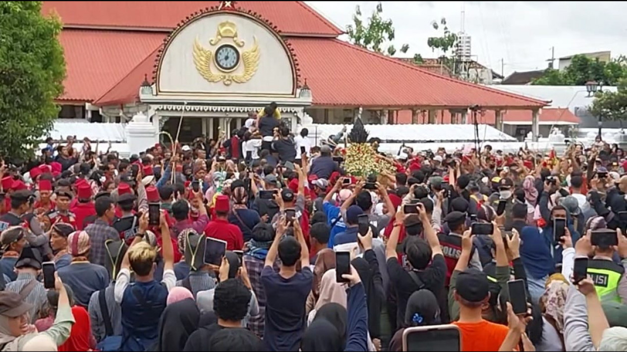 Ribuan Warga Berebut Gunungan Keraton Yogyakarta Pada Tradisi Garebeg Besar Peringati Iduladha 1444 H
            - galeri foto