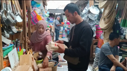 Idul Adha Tiba, Berkah Bagi Penjual Peralatan Sate