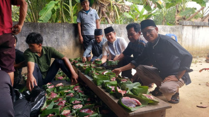 Warga Muba Memanfaatkan Daun Pisang dan Daun Jati dalam Pembagian Daging Kurban, Sampaikan Salam untuk PJ Bupati